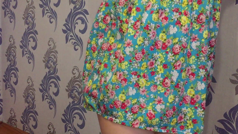 Lux Eva: Alice pamer tubuhnya di depan webcam.