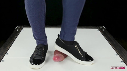 House of Era: Un calpestare cazzo dalle sneakers in danza CBT