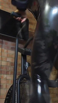 Corpo inteiro suando bebendo dominatrix escrava