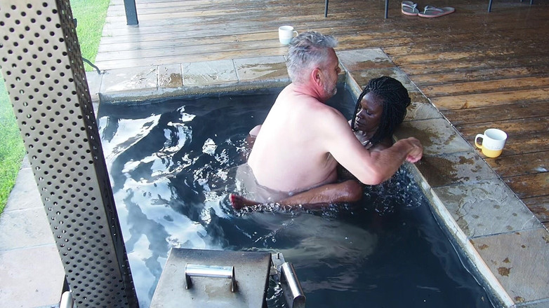 Black Swan: सुबह की धुंध जादू-हॉटवाइफ की पूल में चुदाई