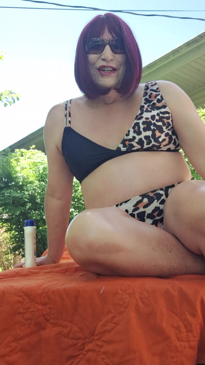Victoria Lecherri: Ich Brauche Jemanden, Der Mir Hilft, Eine Sonnenschutzmittel Anziehen!