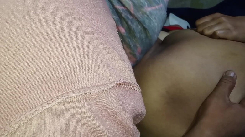 Babang endut: Пизду дружини мого друга лизали, поки вона не сквіртувала, і трахалася до сперми.