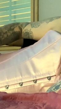 变性女孩是一个兔子，她给最好的口交并操她紧致的小穴