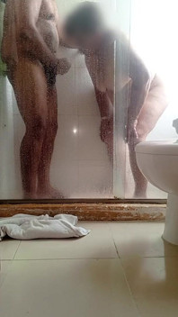 Een milf stiefmoeder neuken in de badkamer van het hotel