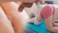 Döllenmiş ş şenlik! Erkek arkadaş yoga yaparken am frikik ve büyük götüm tarafından baştan çıkarılıyor