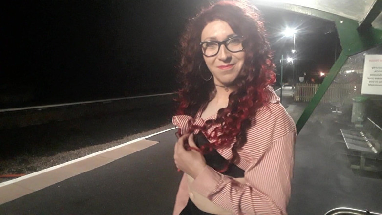 The Midnight Minx: Раздевается на вокзале