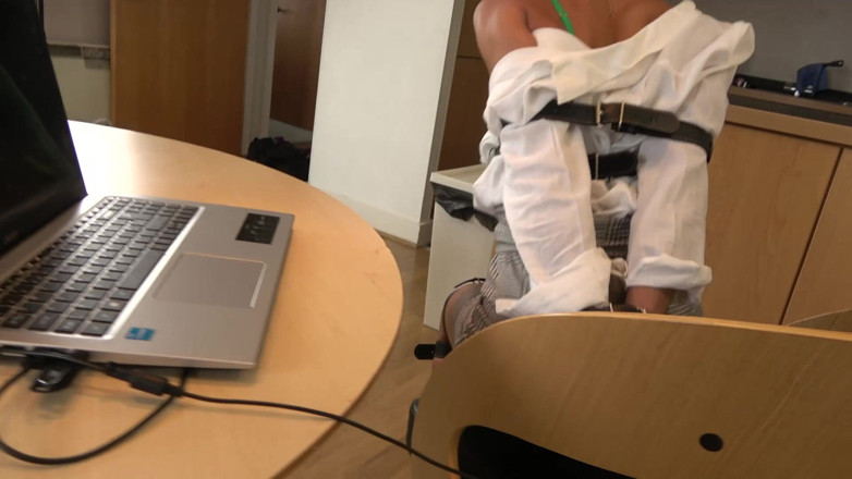 Latina Fetish: Carmen Belt-legat, căluș, și antrenat de femeie latino: un birou Ordeal...