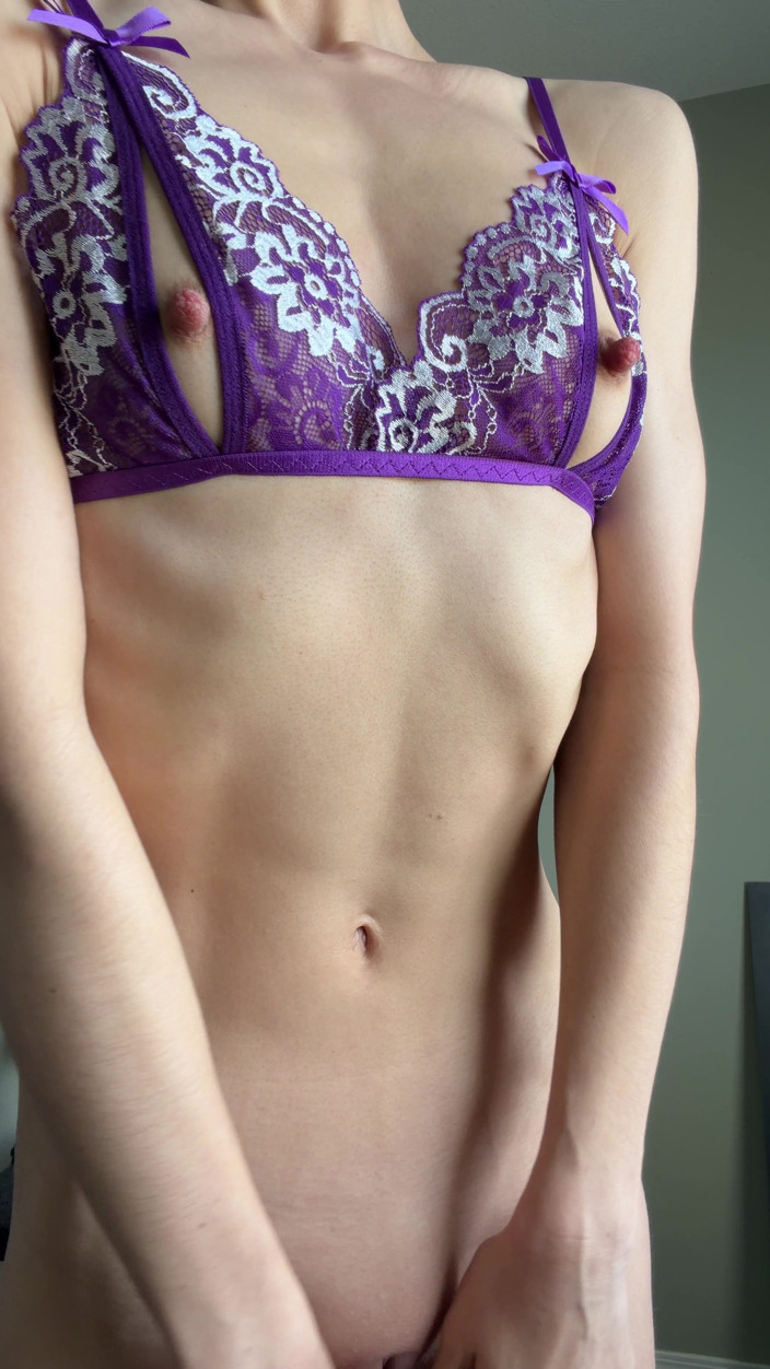Ms_Emmy_Lynn: Peekaboo sujetador en flaco ajuste se burlan de
