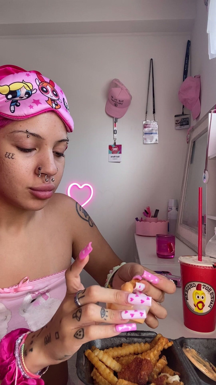Nali Marie: Sploshing Food Facestuffing Overeating Mukbang Eating Hot Food Chicken Sauce...