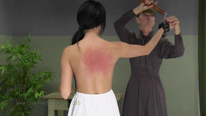 Spanking Server: Donna biciuiește tare