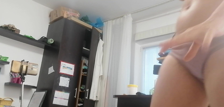 Amateur_MS: Amatorska żona masturbuje się palcami w cipce aż do orgazmu.