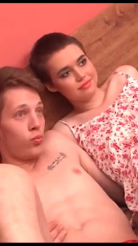 Tetovaný chlap, mladá drobná kundička šuká