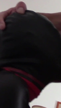 Laura incappucciata in una vista da vicino di una grande azione pompino con ring gag e ingoio enorme sperma