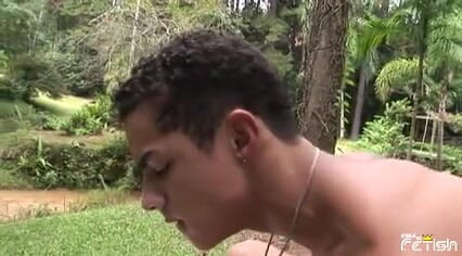 Gay Diaries: Dois militares fodem suas bundas apertadas ao ar livre no...