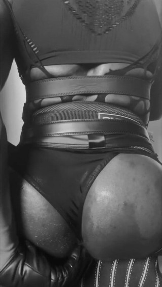 Masculine crossdresser: Crossdresser, culturiste noir, joue avec son cul dans un bodystocking...