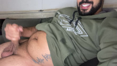 Licking me with pleasure: Vousatý velký penis si honí a rozmazává se spermatem