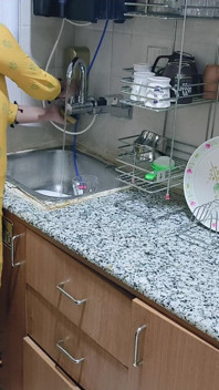 Je trouve ma belle-mère excitée dans la cuisine - porno en hindi