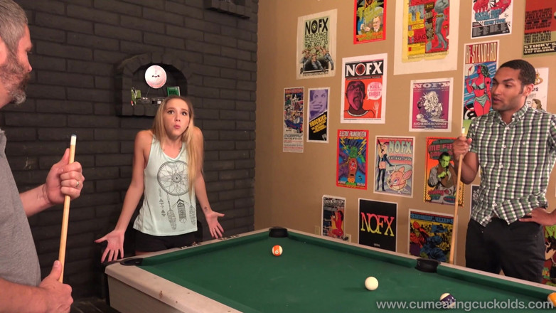 Cum Eating Cuckolds: Hollie Mack's cuckold doet een pool-weddenschap dat hij niet kan...