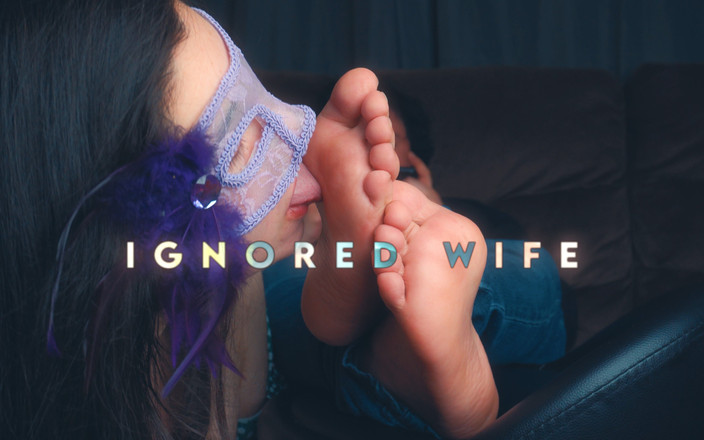 conicroix: Ignorováná manželka olizuje nohy manžela