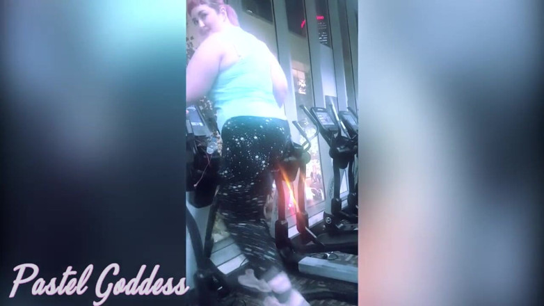 PastelGoddess: Small slave cleans BBW ass after workout