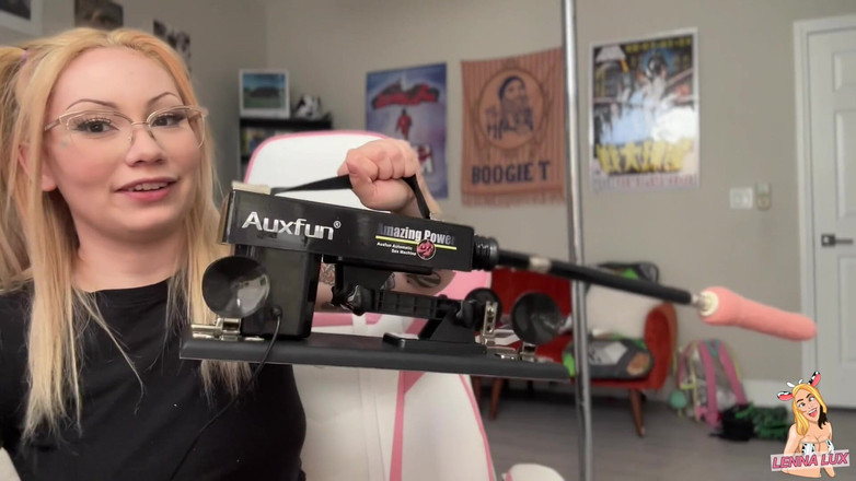 Lenna Lux: Sikiş makinemin kutularını çıkariyorum