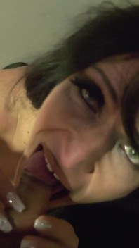 Deepthroat tersedak MILF melepasi pancutan air kencing di luar