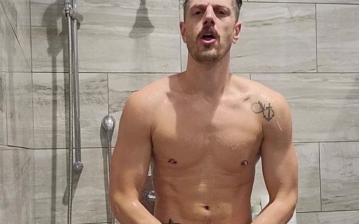 KingB8er: Profitez de la douche et du show dong !