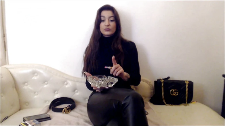 Inkeddutch: Cinzeiro humano para sua Rainha Carmen