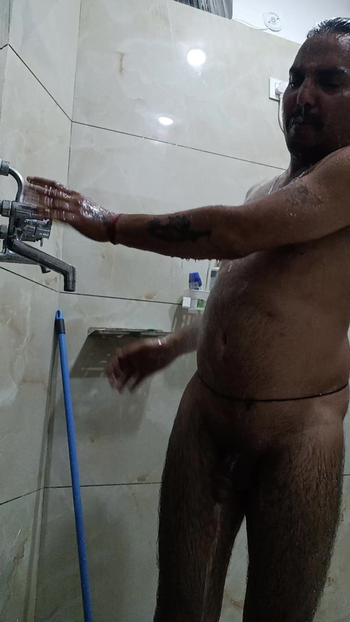 Rajasthani-old-lover: Uomo bollente indiana gode la doccia e lo spettacolo di...
