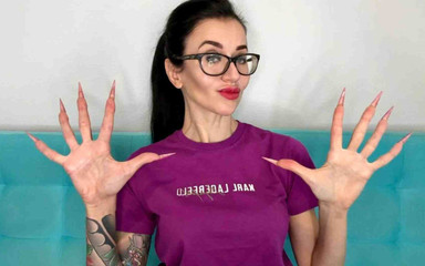 Julia domaina: Чіпляння пальцями, довгі пальці з новими довгими нігтями фіолетового кольору, гострі шпильки