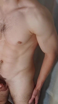 Un jeune mec sexy à grosse bite se branle et gémit - Alexhuff