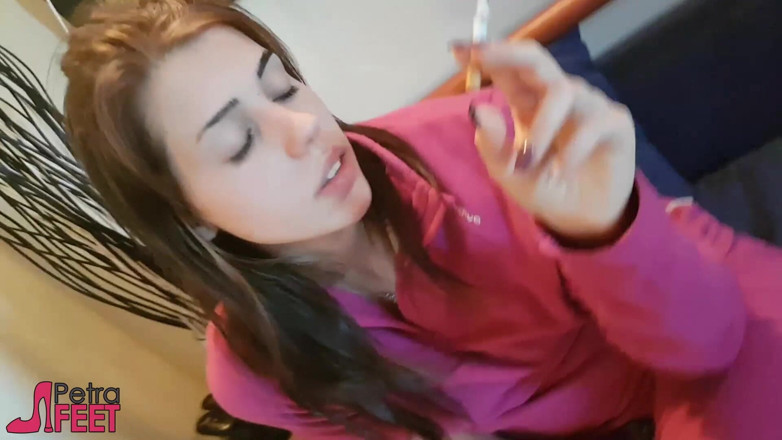Smokin Fetish: Irresistible chica italiana ama los cigarros