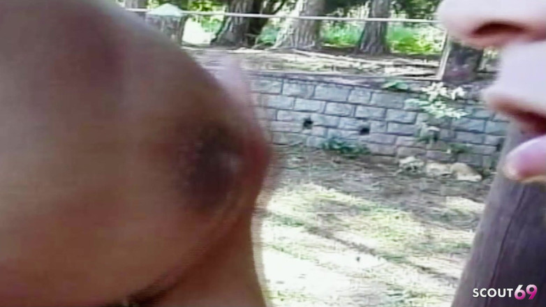 Shemale TS Collection: Blonďatá hubená Shemale tvrdě análně ošukaná muži venku