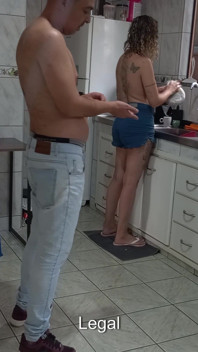 Młoda pokojówka wykonuje dodatkowe usługi, aby zapłacić za studia.