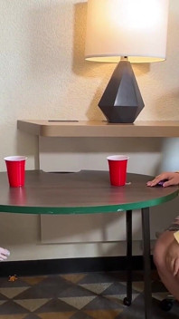 Două mame sexy se dezbracă în timp ce joacă un joc lesbiene obraznic