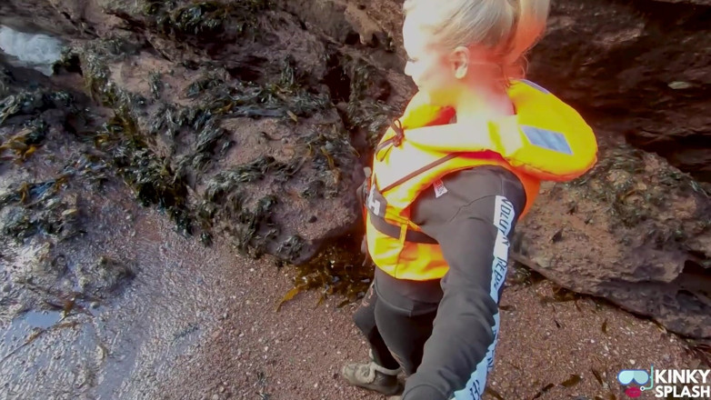 UKCuteGirl Lucy Lauren: Orange Helly Hansen bermain strap-on kehidupan yang terang
