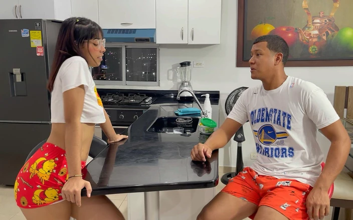 Saraymike: Saya mengongkek adik tiri teman wanita saya yang kaya dengan...