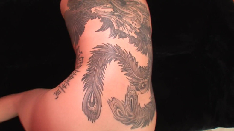 Sex Karma: Exotische schoonheid met enorme tatoeage op de rug laat deze...