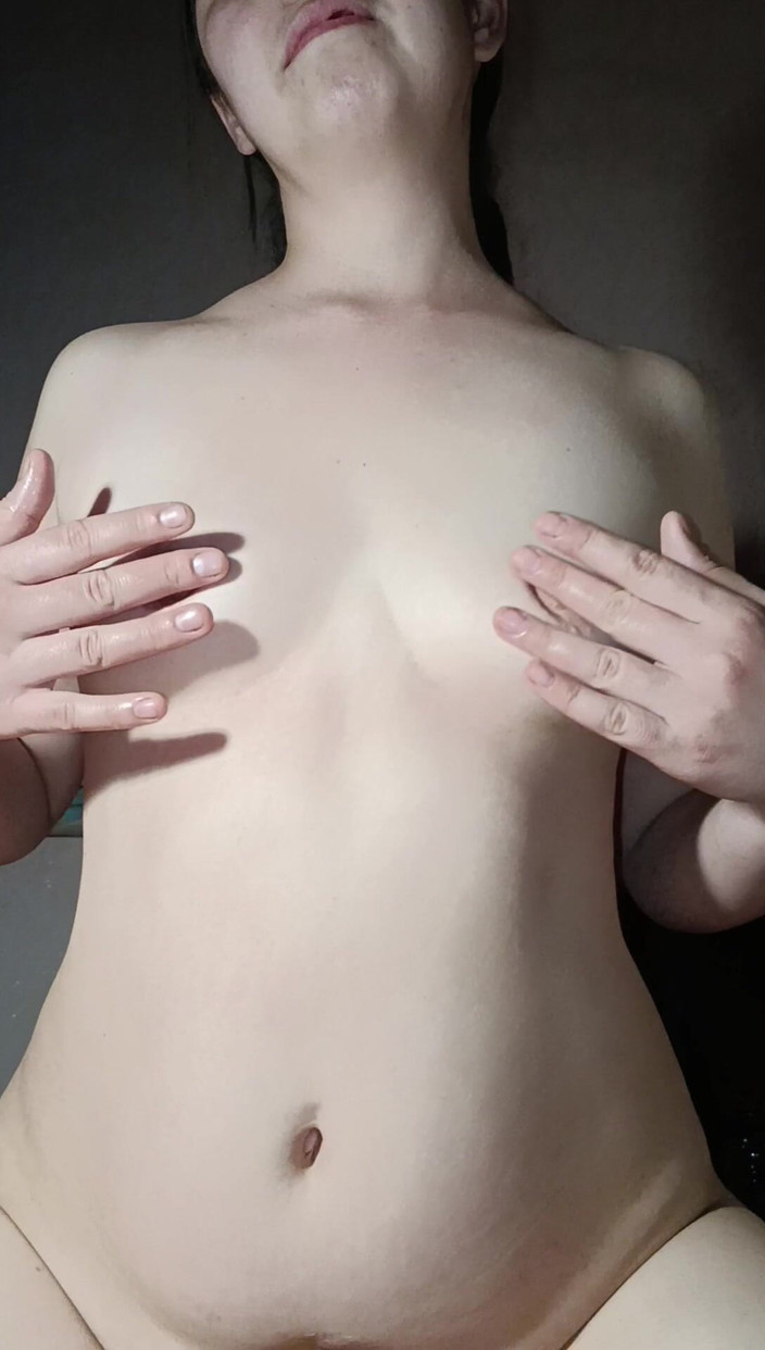 OniSoi: POV, siedzę na twoim kutasie, wypełnij mnie swoją spermą