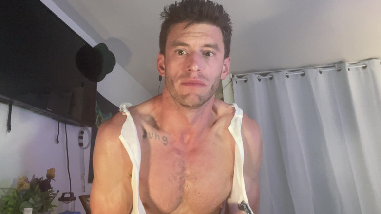 Savage confidence: Video de adoración muscular con final de