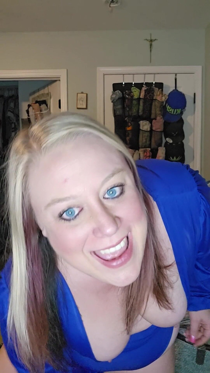 Jenn_sexxii: Гаряча мамка роздягається, сквіртує, кінчає і насолоджується кожною краплею