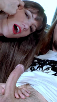 Hete Franse brunette met harig poesje laat zich neuken met haar vriend Gian