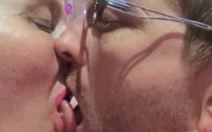 HerculesnVENUS: Tounge game को उन सभी टाउंज के साथ हॉट चुंबन मिला जो उन्हें मिला