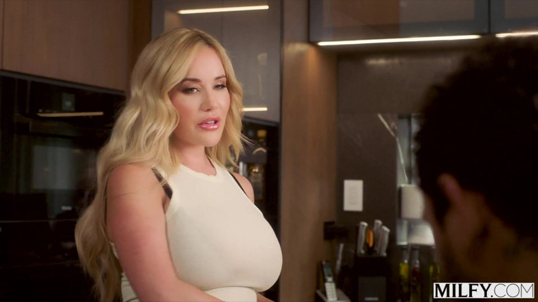 Milfy: Orta yaşlı seksi kadın anal sekse aç üveyom Savannah oğlunun arkadaşını...