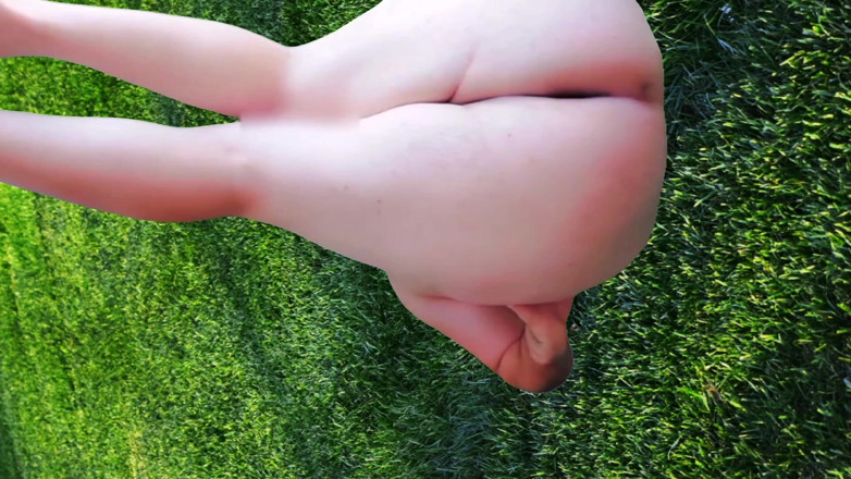 Kitty_Cross: T Velký sexy zadek atraktivním způsobem ohýbání tvrdého zadku