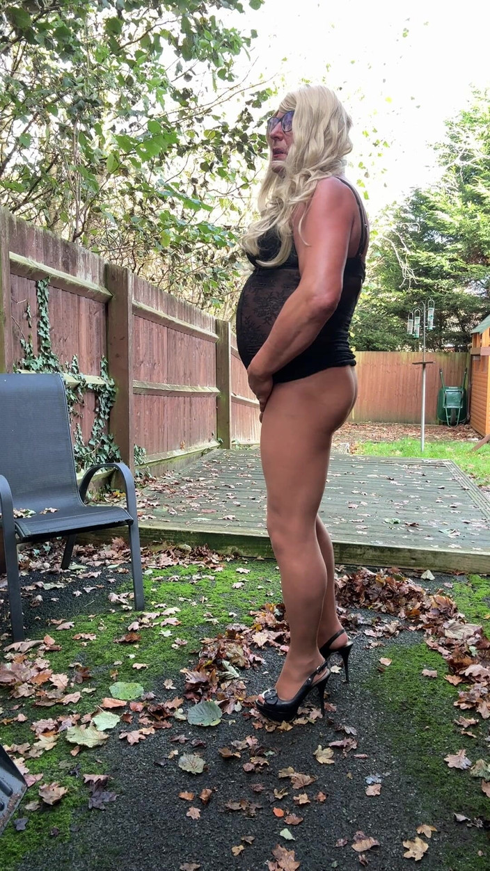 Kellycd2022: Sexy Crossdresser Kellycd2022 v černých krajkových šatech a bezešvých punčochách