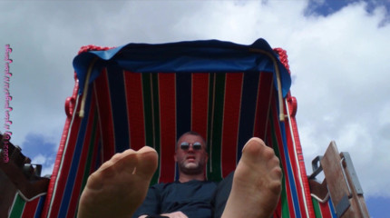 Carmen_Nylonjunge: Instantánea de mis pies de nylon en la silla de...