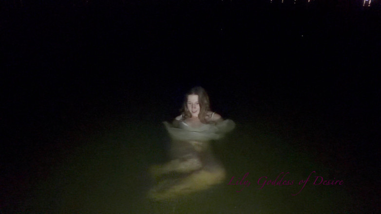 Lily, Goddess of Desire: Bạn đang bị cám dỗ bởi một nữ thần nước cực...