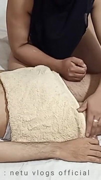 Rawatan Badan Dengan Urutan Seksi Oleh Sara Menggesel Buah dada besarnya yang cantik