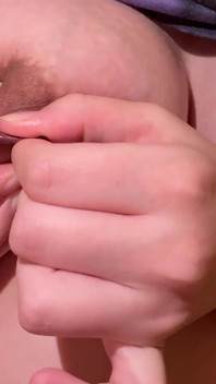 Una delicata gigantessa inizia la sua giornata lavandosi i denti,